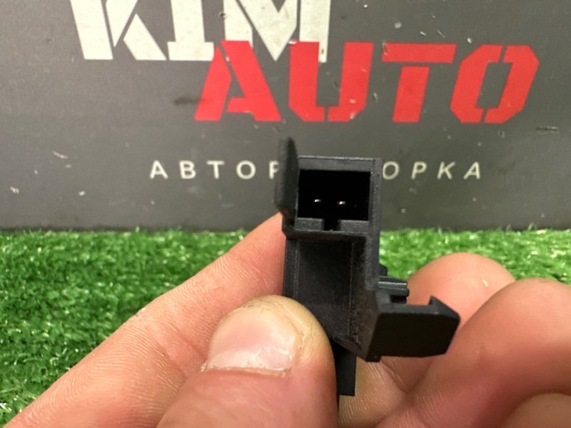 Концевик ручника Octavia 2014 A7 1.4 CHPA