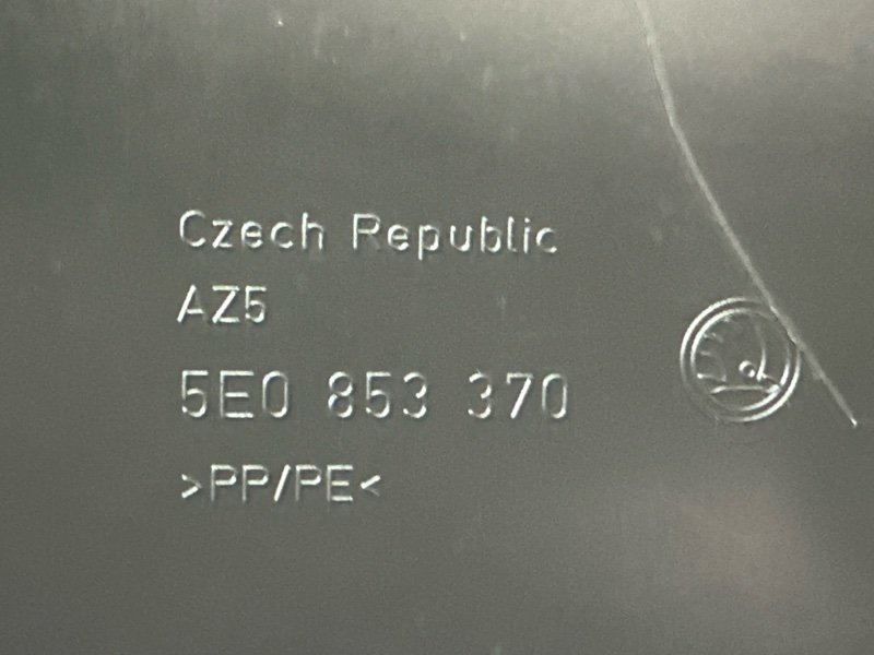 Накладка центральной стойки нижняя правая Octavia 2014 A7 1.2 CJZA