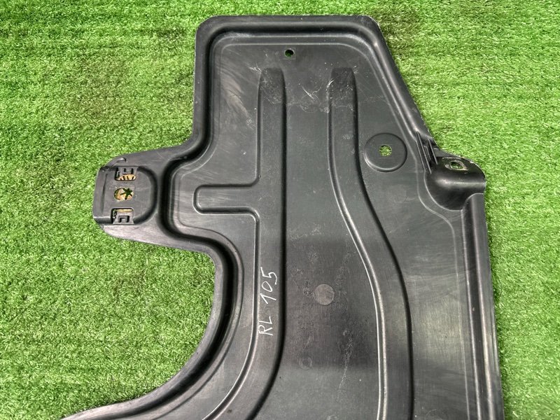 Защита днища кузова задняя левая Octavia 2014 A7 1.2 CJZA