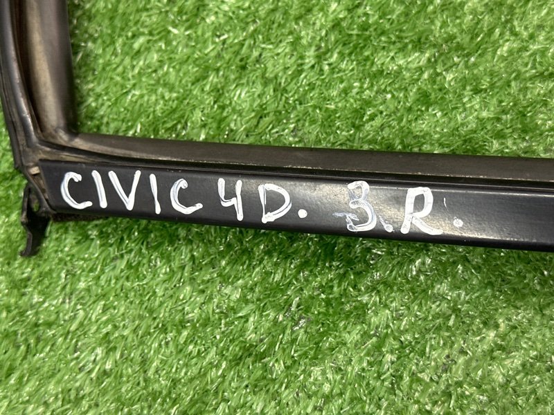 Уплотнитель стекла направляющий задний правый Civic
