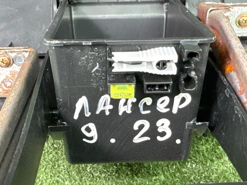 Накладка торпедо левая Lancer 9