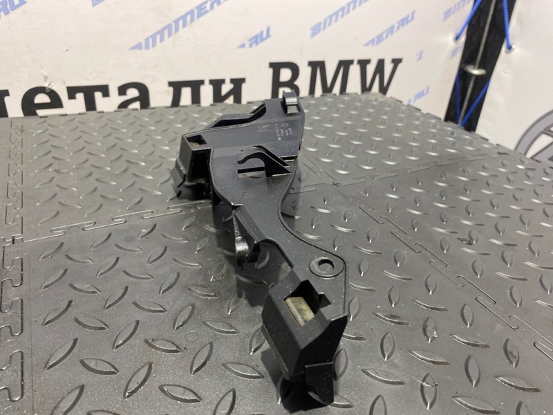 Кронштейн жгута проводки F30