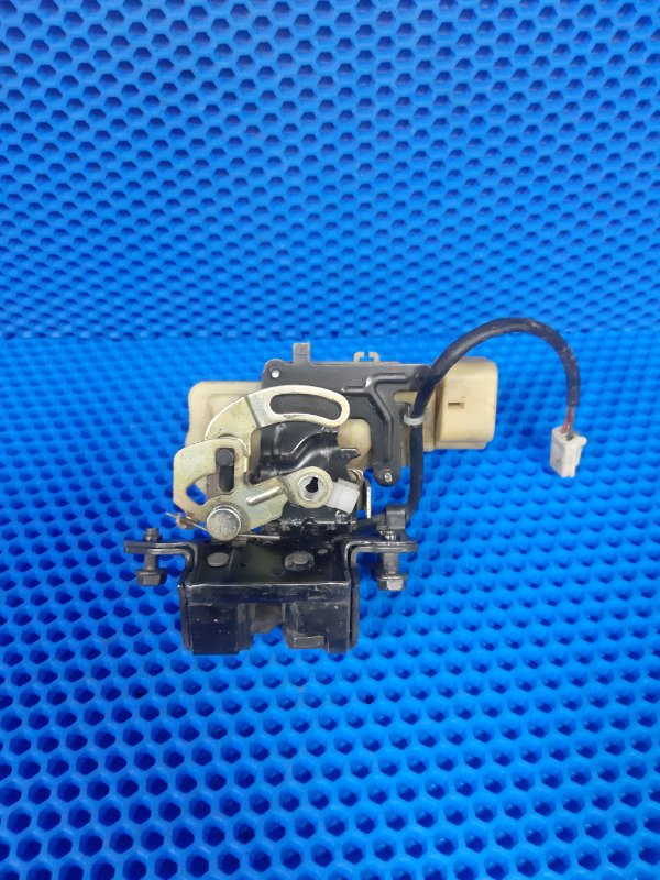 Замок багажника задний Mazda Premacy CP8W C10062310F контрактная