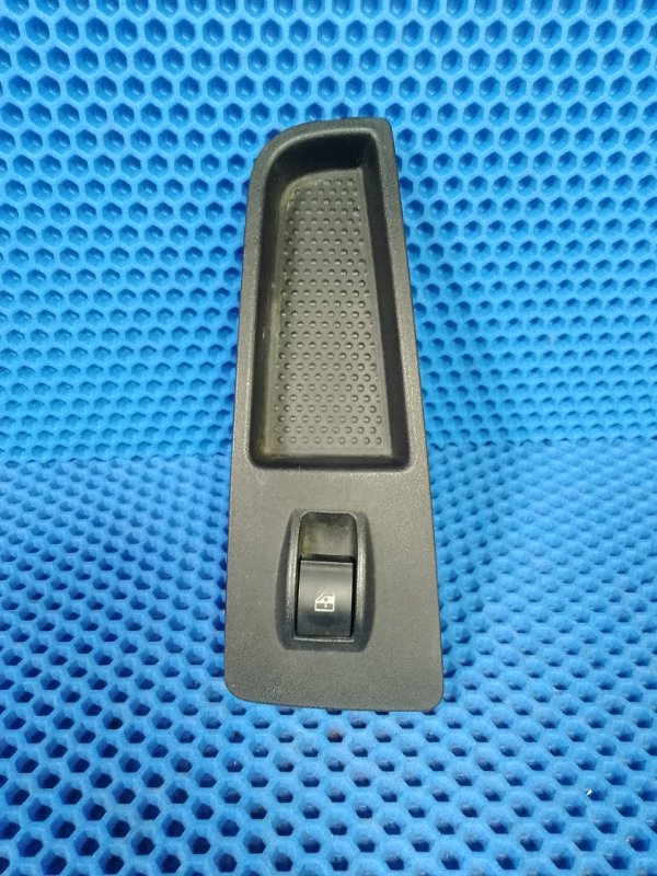 Кнопка стеклоподъемника передняя правая FIAT LINEA 2012 323 1.4 L 7354423260 контрактная