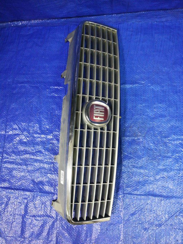 Решетка радиатора FIAT LINEA 2012 323 1.4 L 735388923 контрактная