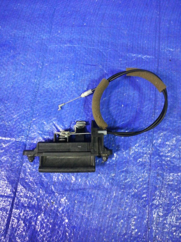 Ручка открывания багажника задняя Mazda Axela BK5P BP4K62410A контрактная