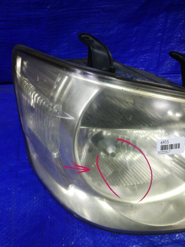 Фара ксеноновая правая Toyota Noah AZR60G