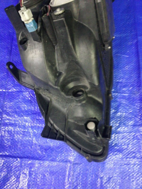 Фара ксеноновая правая Noah AZR60G