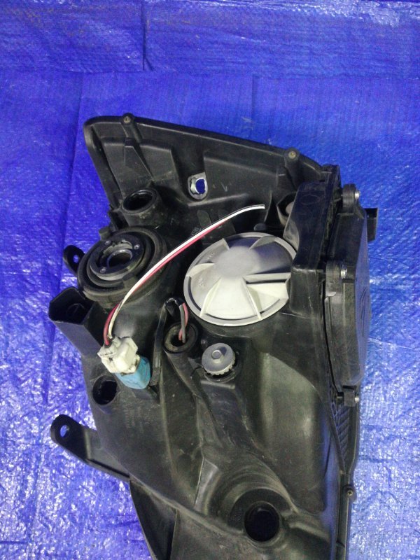 Фара ксеноновая правая Noah AZR60G