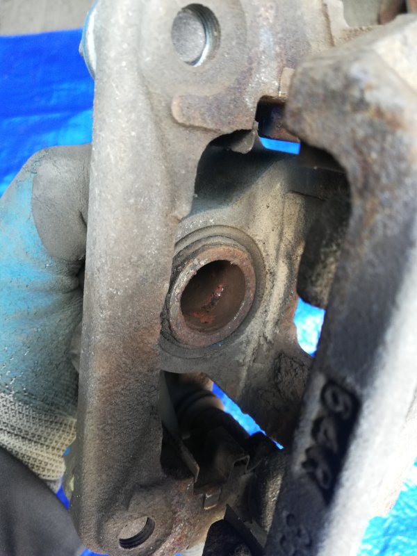 Суппорт тормозной задний левый Nissan Serena C25