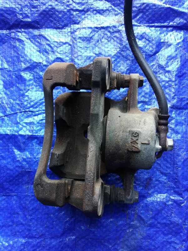 Суппорт тормозной передний левый Auris ZRE152 2ZRFE