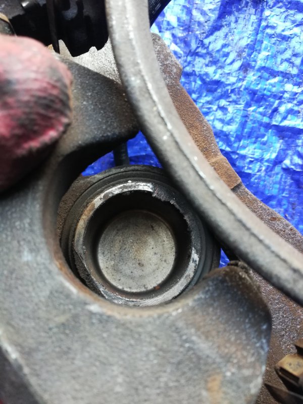 Суппорт тормозной передний левый Auris ZRE152 2ZRFE