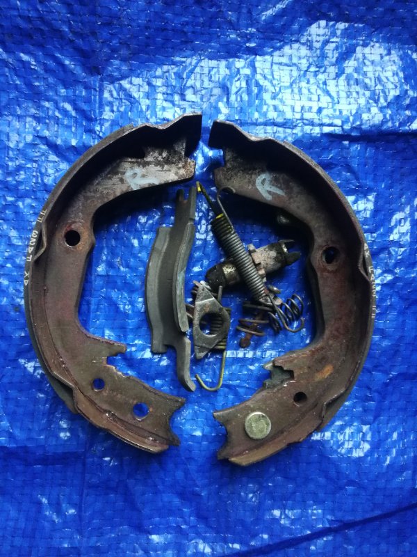 Колодки стояночного тормоза задние правые Subaru Legacy BH5 26694AE020 контрактная