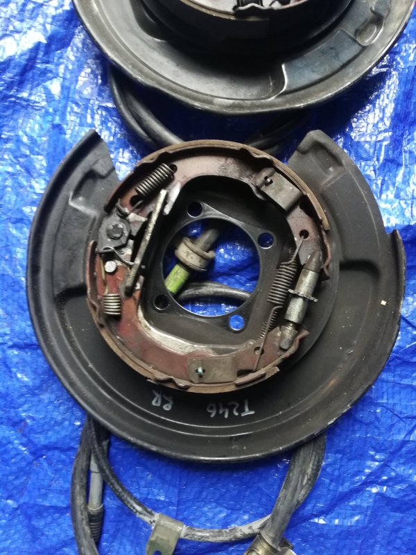 Колодки стояночного тормоза задние Caldina AZT246