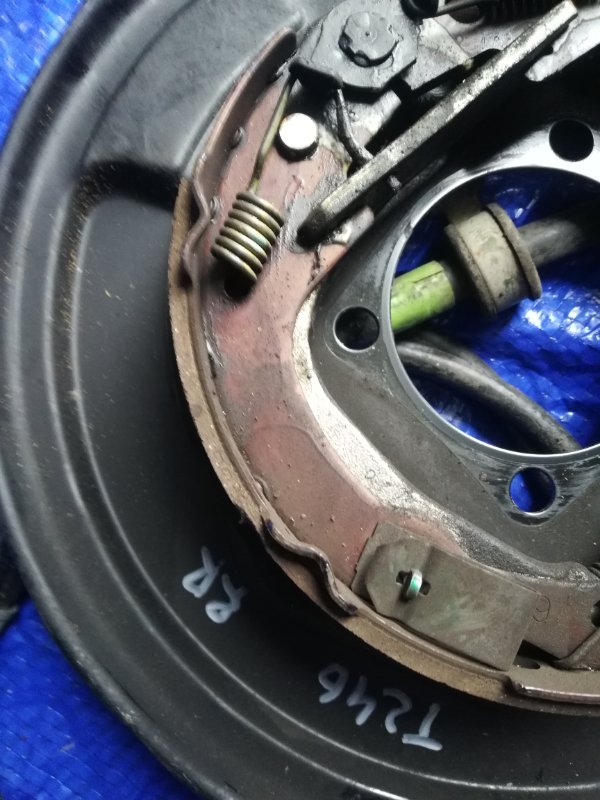 Колодки стояночного тормоза задние Caldina AZT246