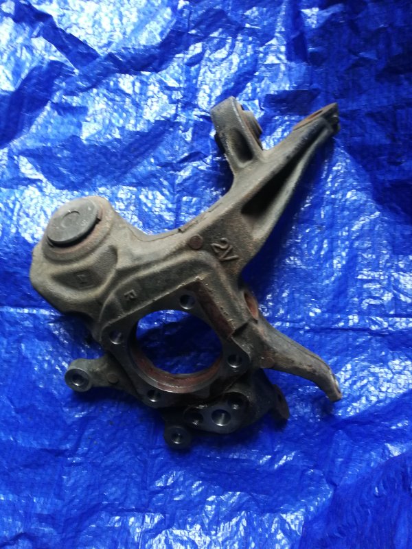 Кулак поворотный задний правый Caldina AZT246 Кулак поворотный задний правый Caldina AZT246