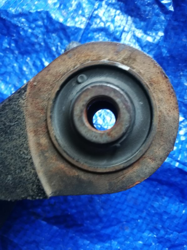 Кулак поворотный задний правый Caldina AZT246 Кулак поворотный задний правый Caldina AZT246