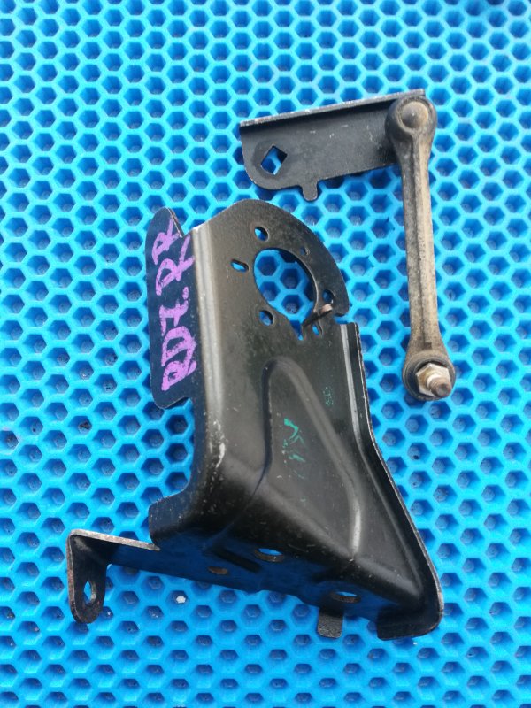 Крепление датчика высоты дорожного просвета заднее CR-V RD7 Крепление датчика высоты дорожного просвета заднее CR-V RD7