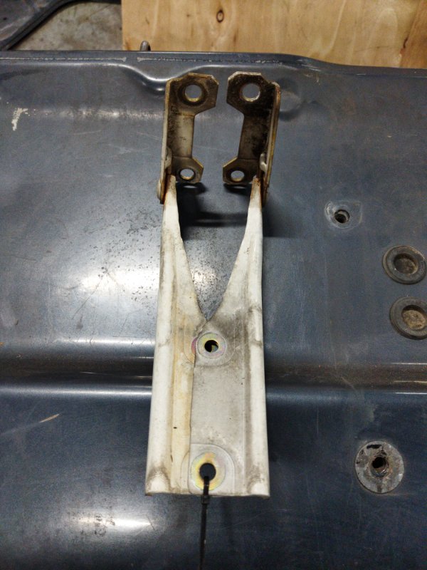 Bonnet hinge MITSUBISHI DELICA 1996 PD8W 4M40 USED