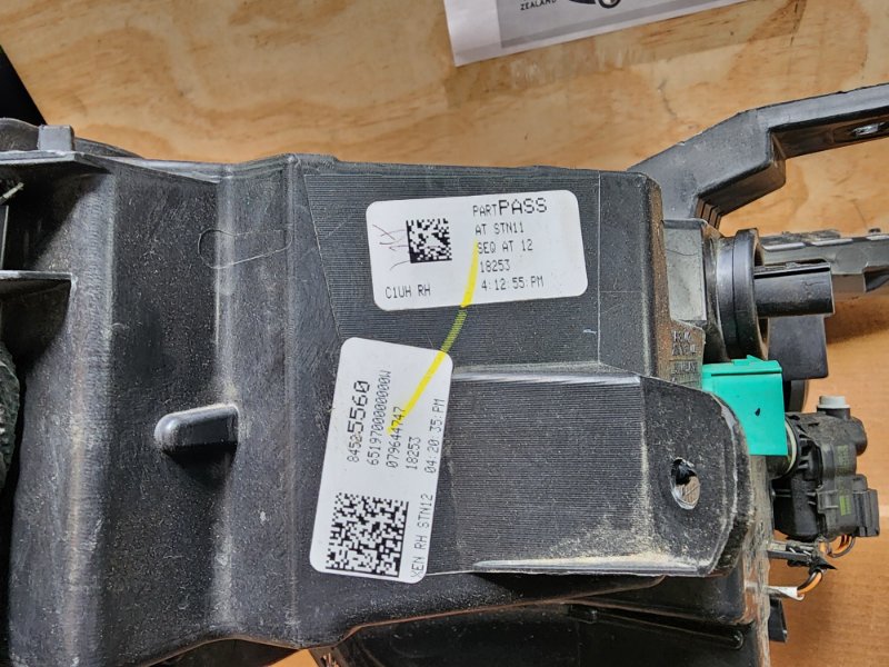 Headlight HID front right TRAVERSE