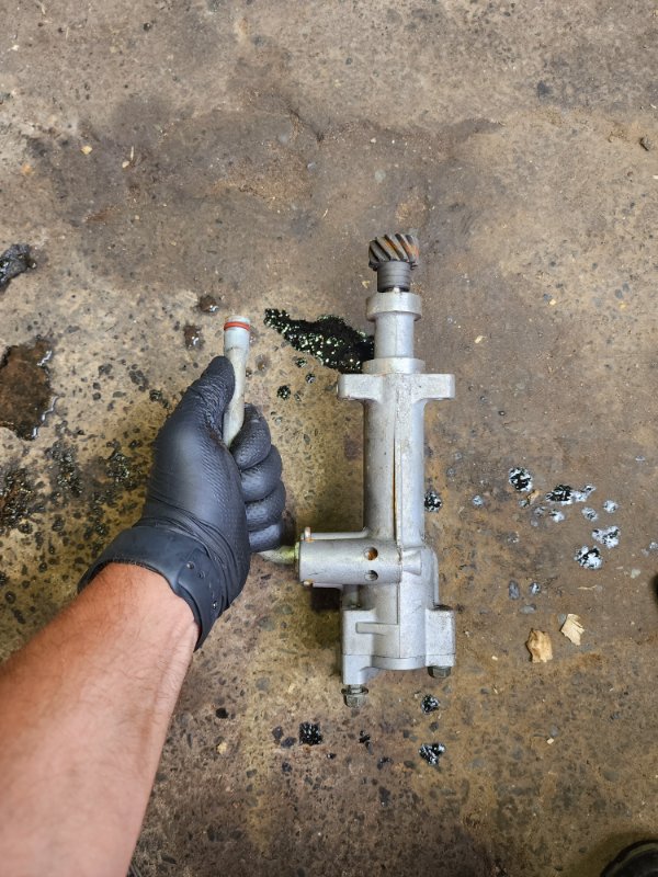 Engine oil pump ISUZU BIGHORN 1995 UBS69 4JG2 USED