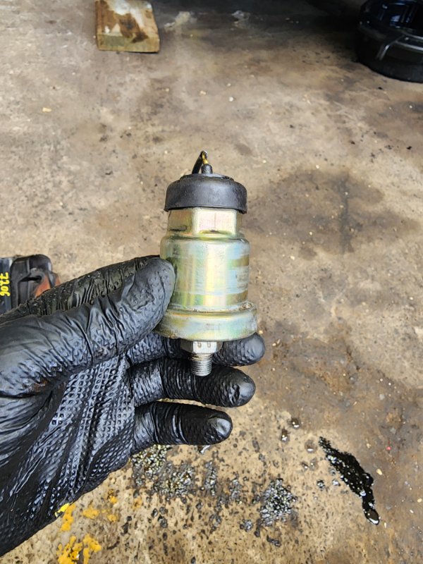 Запчасть engine oil pressure sensor ISUZU BIGHORN 1995 UBS69 4JG2 USED Engine oil pressure sensor ISUZU BIGHORN 1995 UBS69 4JG2 USED