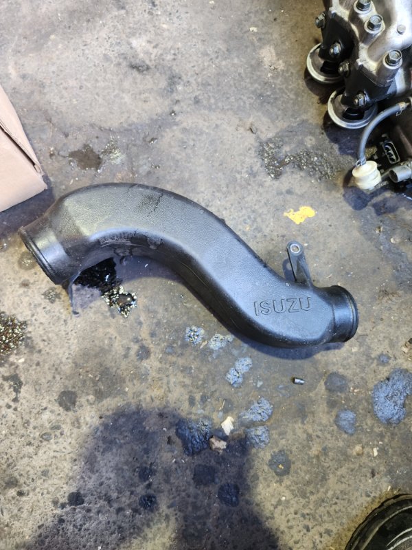 Запчасть air inlet pipe ISUZU BIGHORN 1995 UBS69 4JG2 USED Air inlet pipe ISUZU BIGHORN 1995 UBS69 4JG2 USED