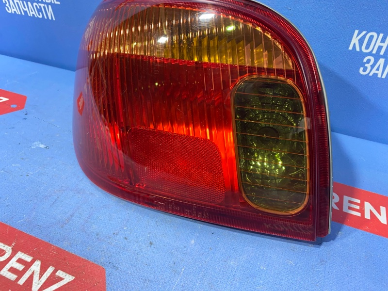 Фонарь левый Yaris 1999-2005 NCP10