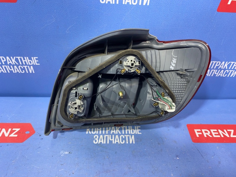 Фонарь левый Yaris 1999-2005 NCP10