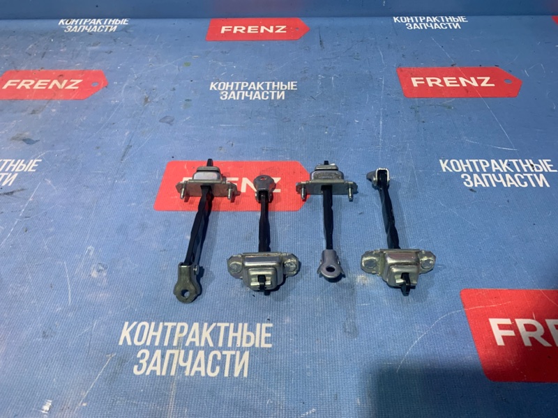 Ограничитель двери Subaru Forester 2012-2018 SJ 61124SG000 Б/У