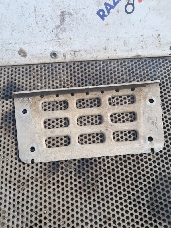 Накладка на верхнюю ступеньку VOLVO FH-TRUCK 4X2 FH D13 397705 2013 (б/у)