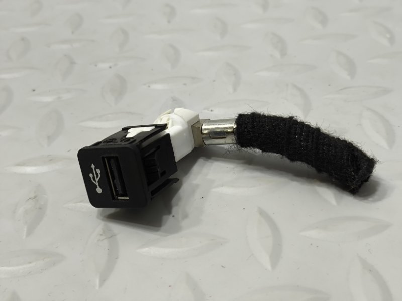 Гнездо USB переднее 5-Series 2018 G30 B57D30A