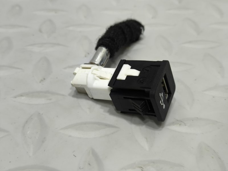 Гнездо USB переднее BMW 5-Series G30 B57D30A