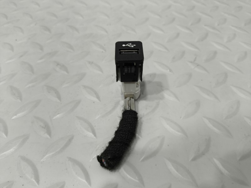 Гнездо USB переднее 5-Series 2018 G30 B57D30A
