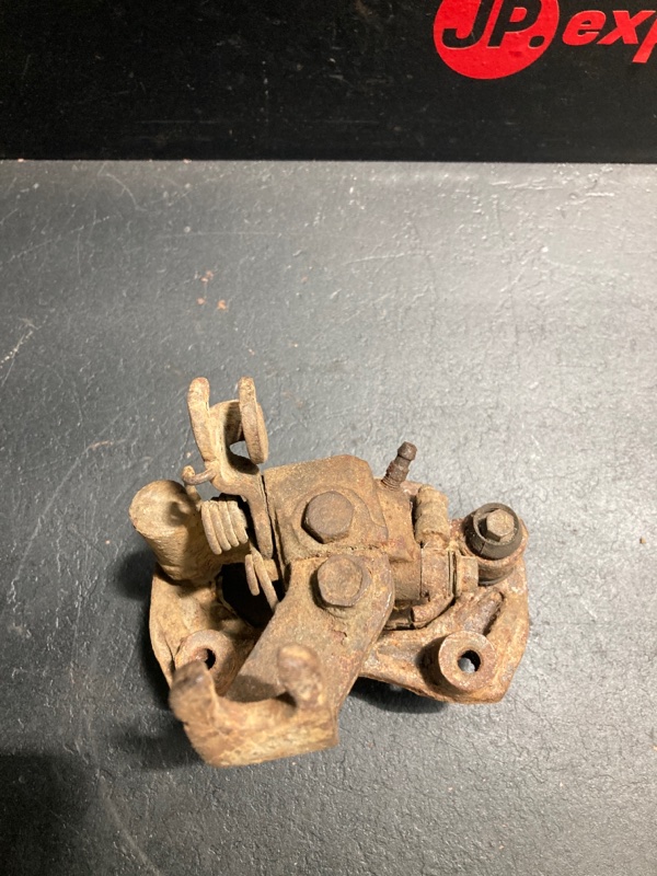 Суппорт тормозной задний левый 626 GE