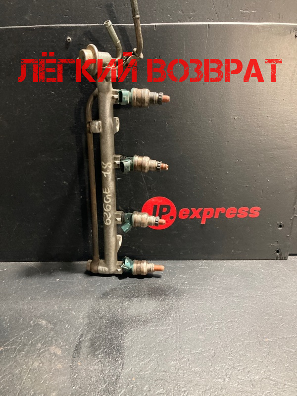 Рейка топливная с форсунками Mazda 626 GE FS0113250A Б/У