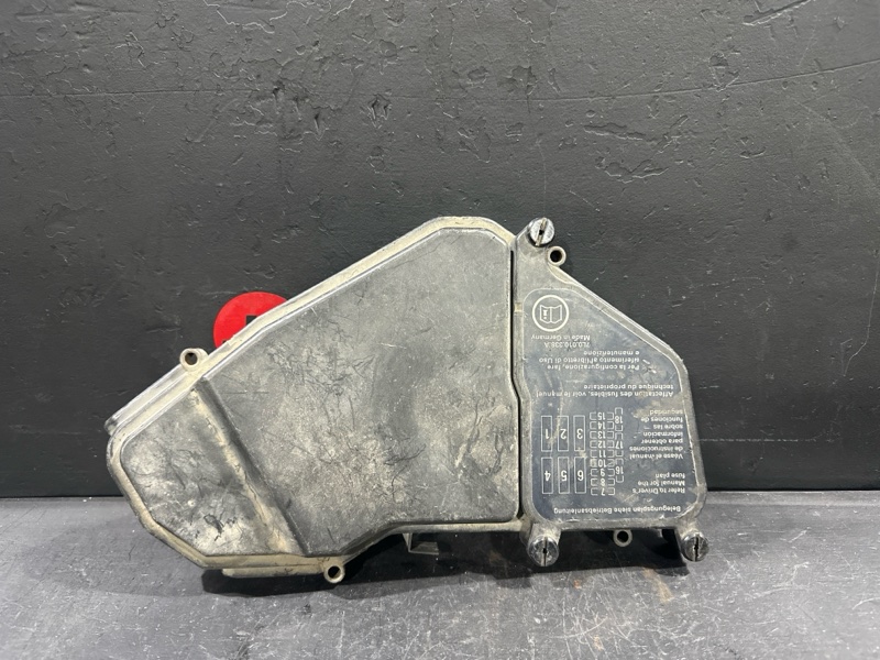 Запчасть крышка блока предохранителей Porsche Cayenne 955 7L0937576B контрактная Крышка блока предохранителей Porsche Cayenne 955 7L0937576B контрактная