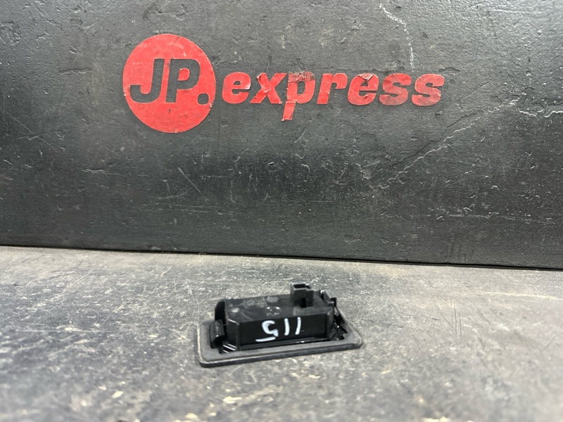 Плафон подсветки номера BMW 5 F10 N55B30A