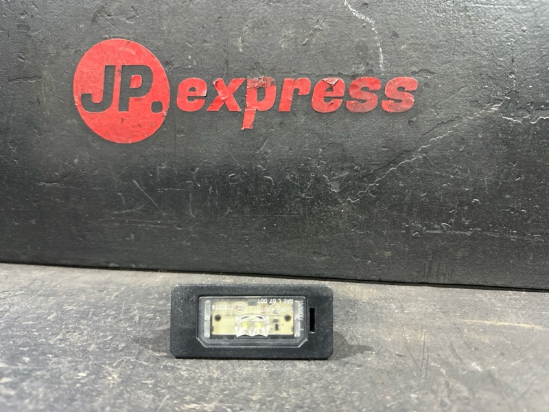 Запчасть плафон подсветки номера BMW 5 2012 F10 N55B30A 63267193293 контрактная Плафон подсветки номера BMW 5 2012 F10 N55B30A 63267193293 контрактная