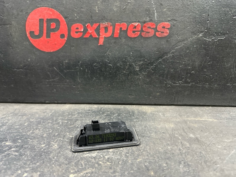 Плафон подсветки номера BMW 5 F10 N55B30A Плафон подсветки номера BMW 5 F10 N55B30A