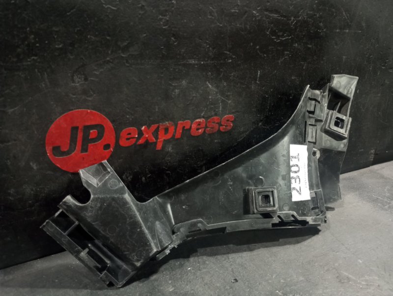 Кронштейн бампера задний правый C30