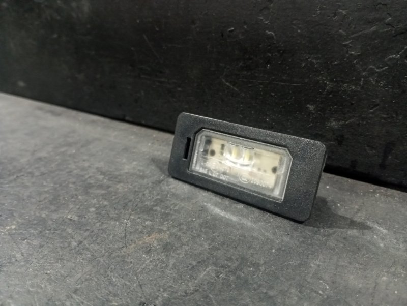 Плафон подсветки номера BMW 5 F10 N55B30A Плафон подсветки номера BMW 5 F10 N55B30A