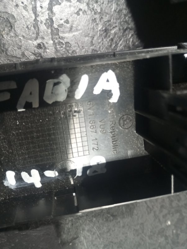 Кнопка стеклоподъемника Fabia