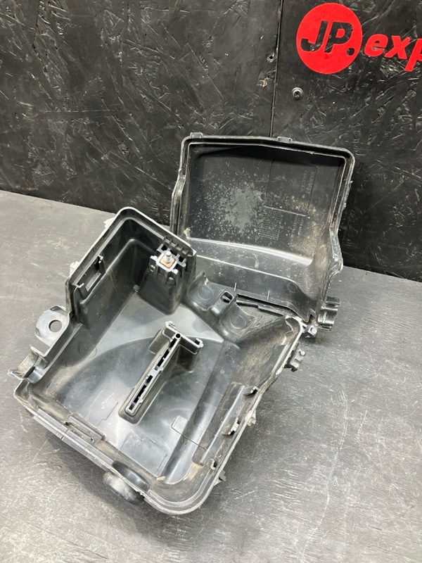 Корпус блока предохранителей Duster 2017 HSA K9K Корпус блока предохранителей Duster 2017 HSA K9K