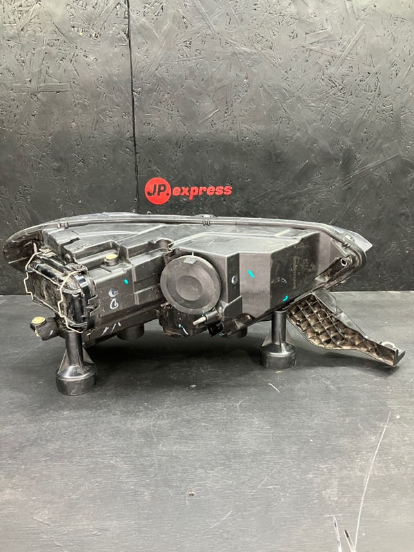 Фара передняя левая VA3