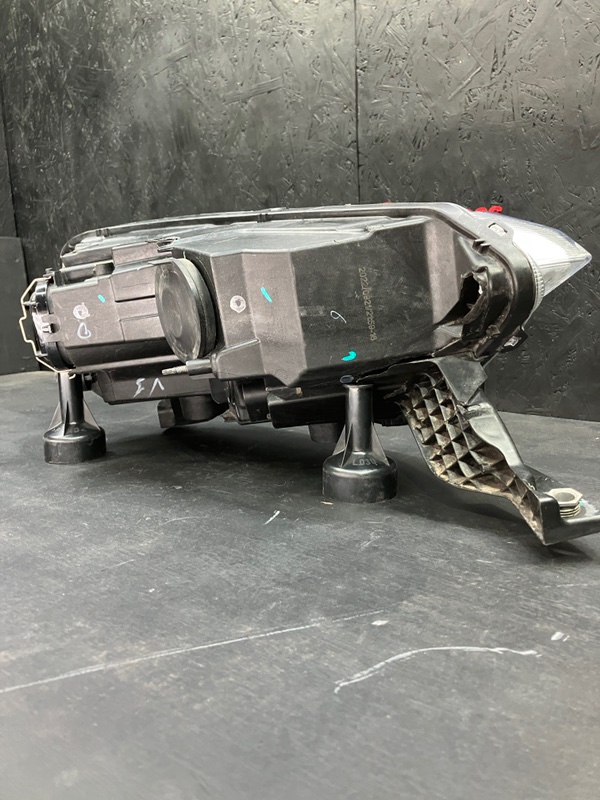 Фара передняя левая VA3