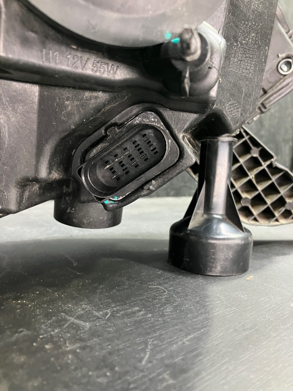 Фара передняя левая VA3