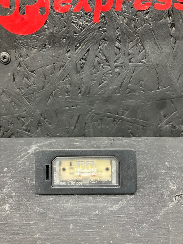 Плафон подсветки номера BMW 3 F30 N20B20 Плафон подсветки номера BMW 3 F30 N20B20