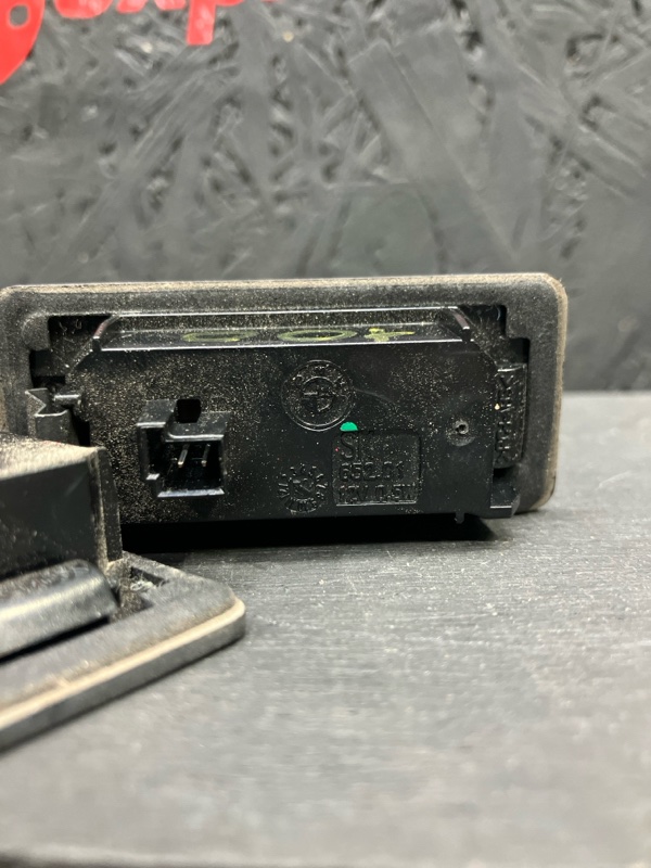 Плафон подсветки номера X1 2012 E84 N20B20A Плафон подсветки номера X1 2012 E84 N20B20A
