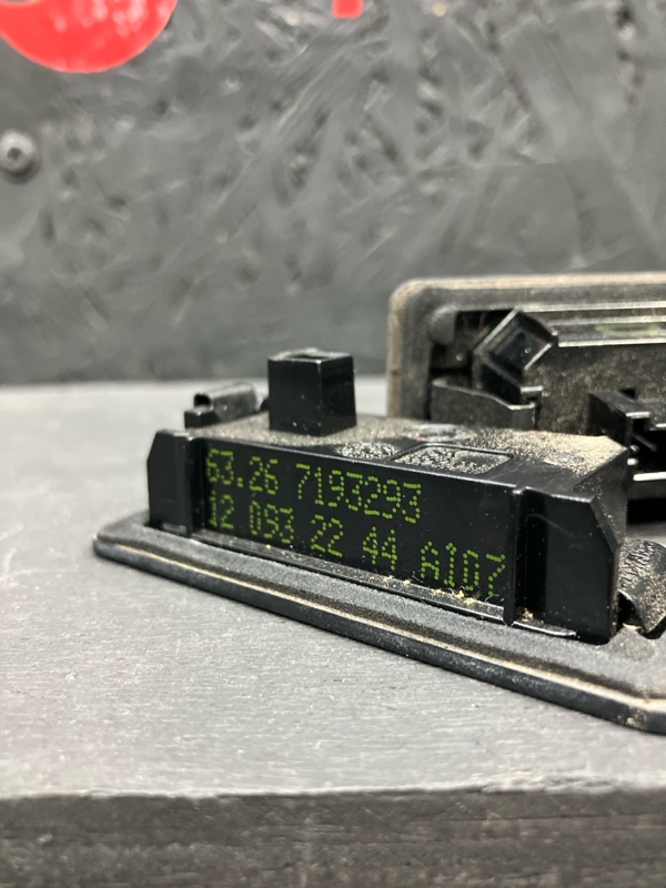 Плафон подсветки номера X1 2012 E84 N20B20A Плафон подсветки номера X1 2012 E84 N20B20A